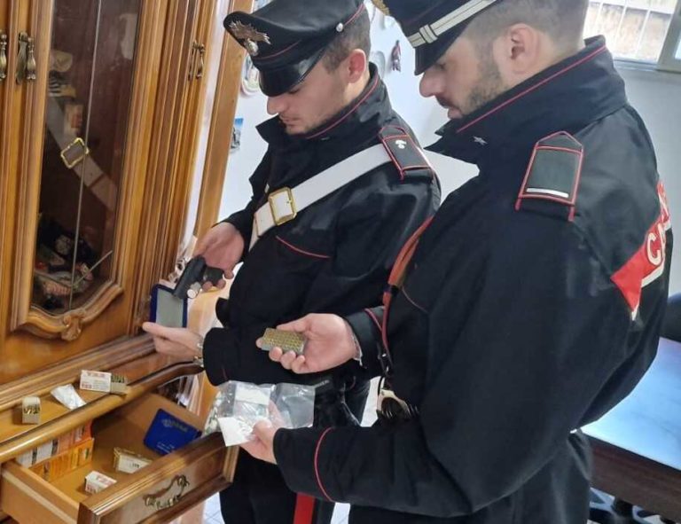 CASILINA La droga larma e le munizioni sequestrate dai Carabinieri.jpg