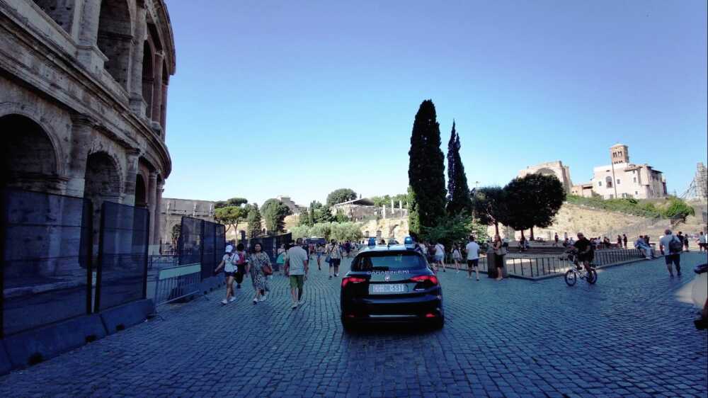 CENTRO Controlli dei Carabinieri al Colosseo 4.jpg
