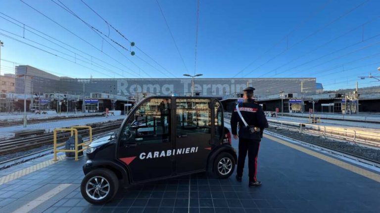 CENTRO Controlli dei Carabinieri alla Stazione Termini 3.jpg