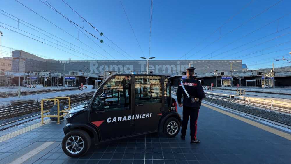 CENTRO Controlli dei Carabinieri alla Stazione Termini 3.jpg