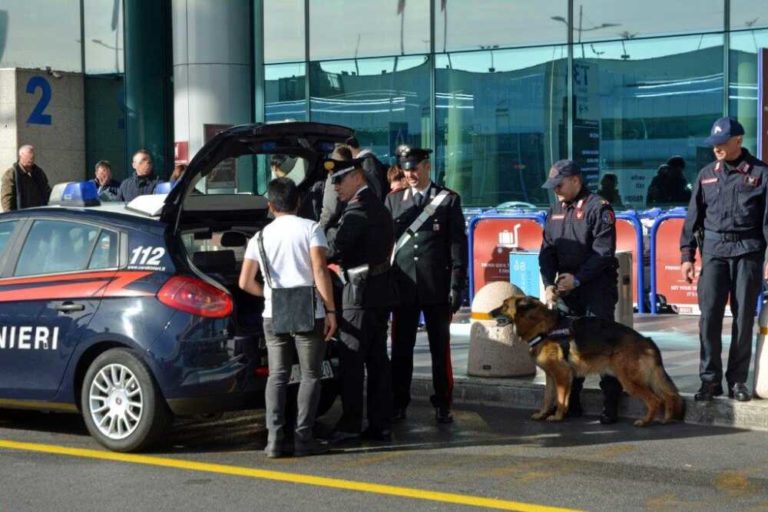 CP AEROPORTI Controlli dei Carabinieri allaeroporto di Fiumicino 2.jpg