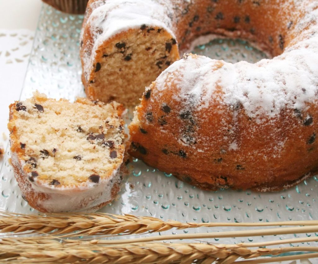 Ciambellone gocce di cioccolato scaled.jpg