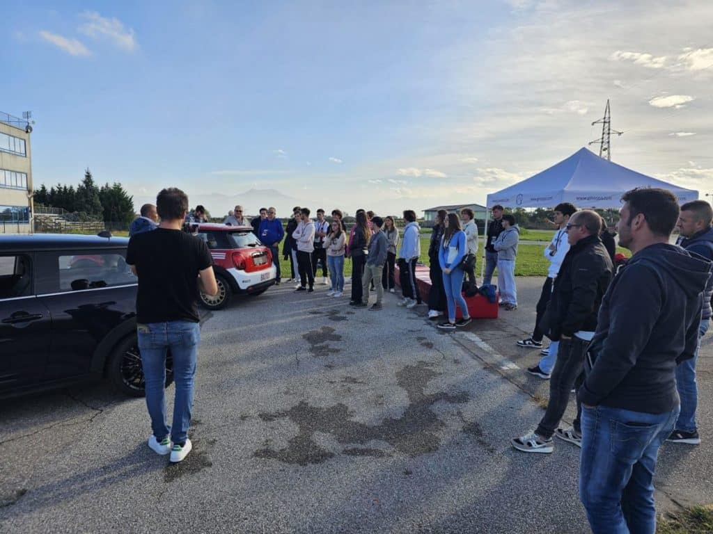 Corso guida sicura gratuita per studenti neopatentati Confarca 2.jpg