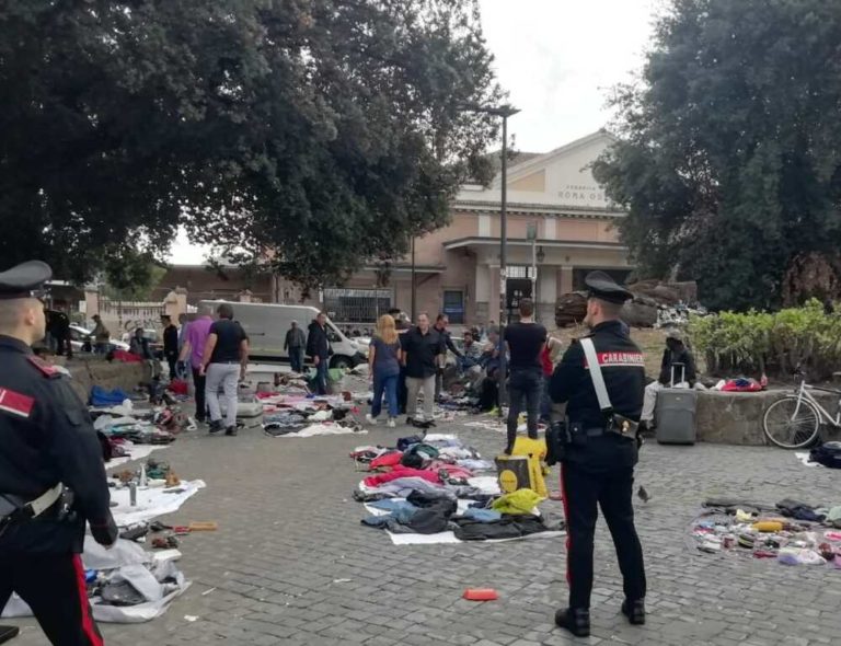 Blitz contro il degrado a Piazzale Ostiense, multe e sequestri da parte dei Carabinieri 1 EUR Controlli dei Carabinieri in piazzale Ostiense 2.jpg
