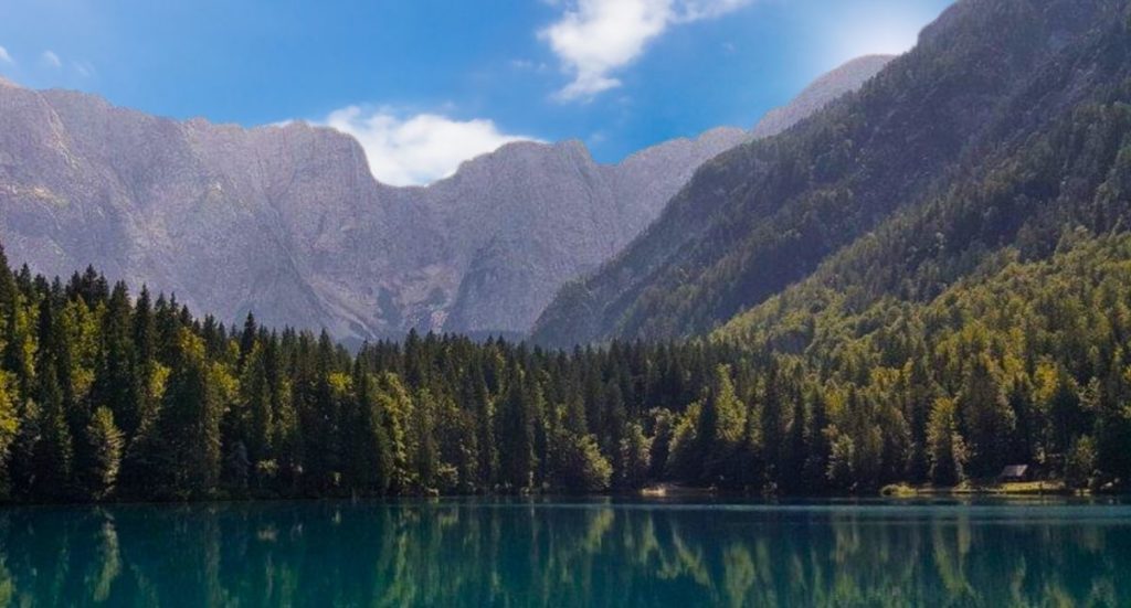 Friuli Venezia Giulia picnic sul lago glaciale.jpg