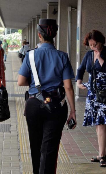 GRUPPO RM Controlli antiborseggio dei Carabinieri sui mezzi pubblici e presso le stazioni metro 3 367x600.jpg