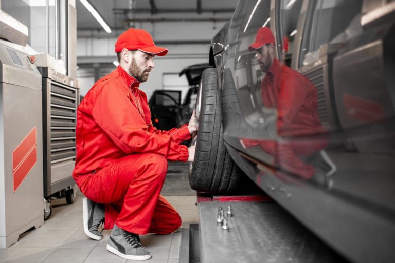 Gommista effettua montaggio pneumatici in officina.jpg