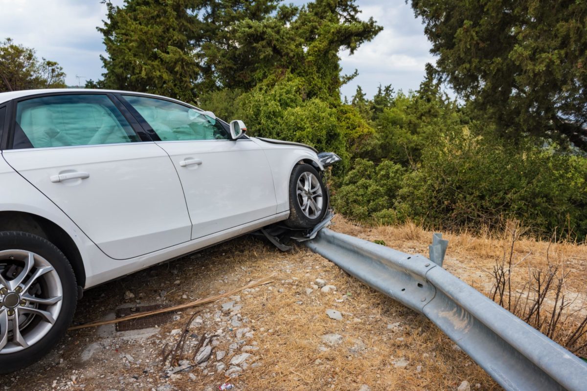 Risarcimento danni da auto pirata: quando non è previsto 1 Incidente auto contro il guardrail.jpg