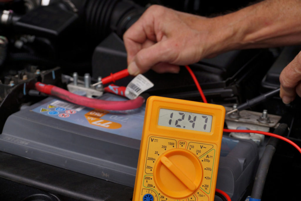 Misura tensione batteria auto.jpg
