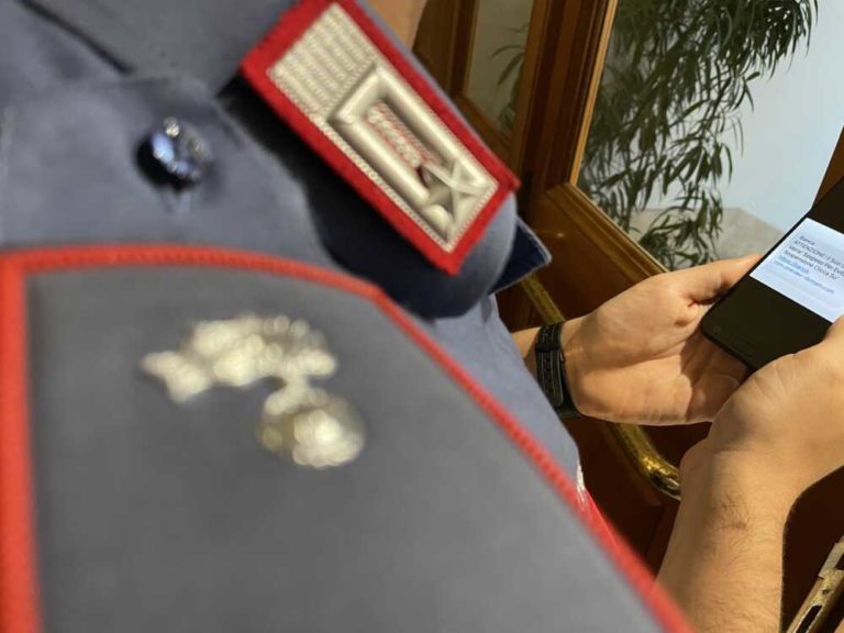 NINV ROMA Carabinieri operazione Smishing telefono frodi informatiche 2.jpg