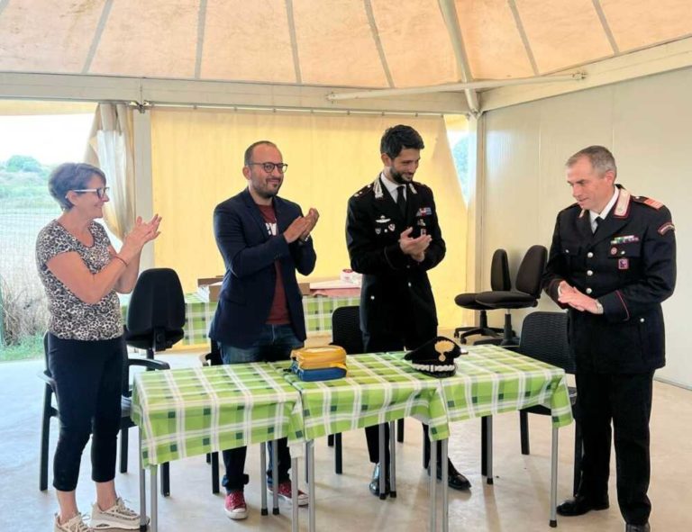 OSTIA I Carabinieri riconsegnano il defibrillatore centro anziani piana sole.jpg