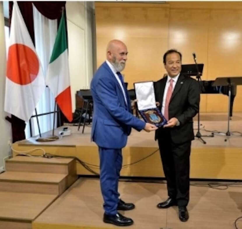 Civitavecchia redige il regolamento per gemellaggi e patti di amicizia 1 Sindaco Tedesco e Ambasciatore Okada gemellaggio civitavecchi ishinomaki.jpg