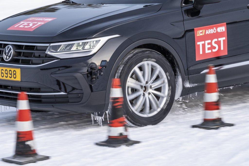 Test su neve gomme invernali premium vs budget 235 55 R18 SUV.jpg