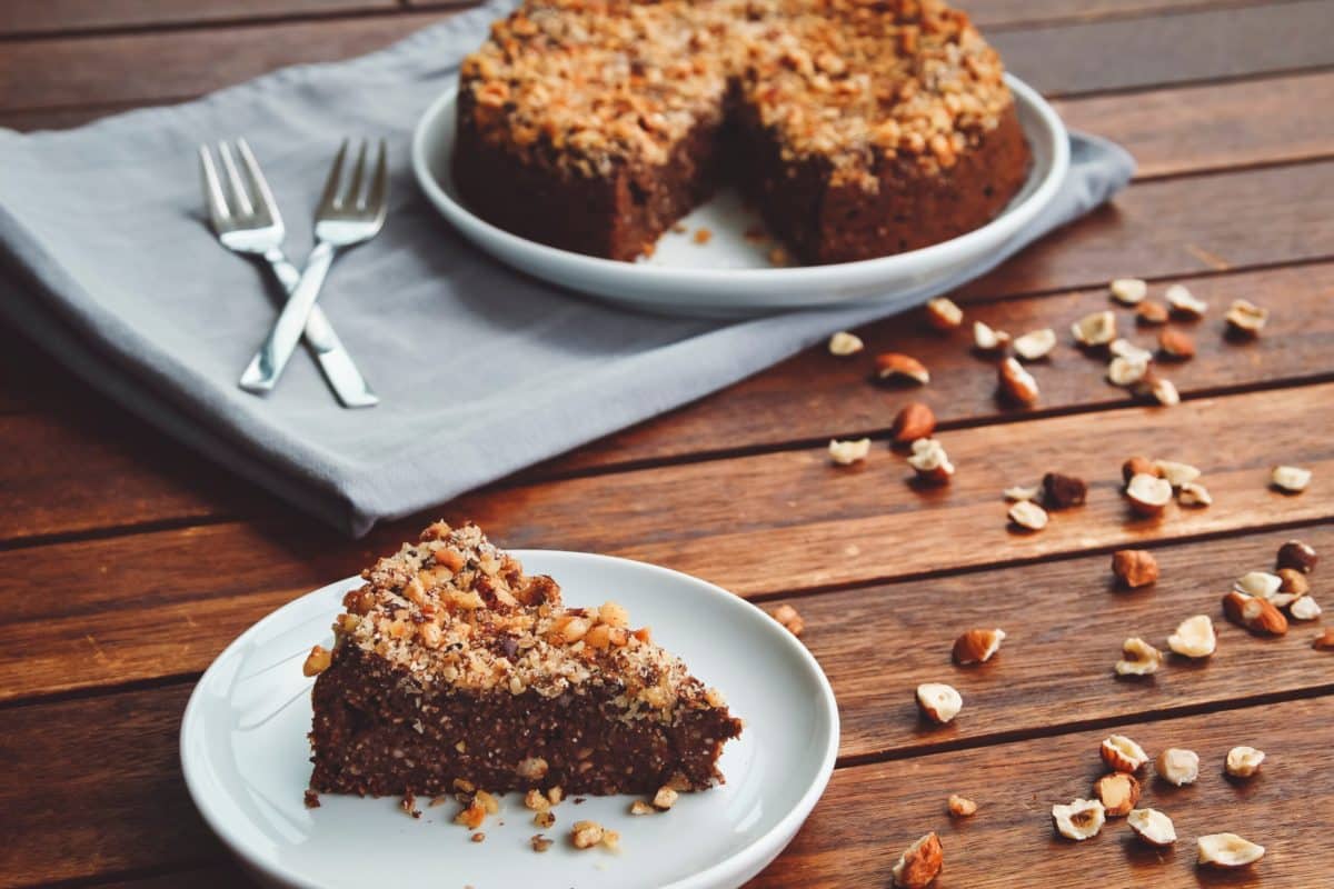 Torta di nocciole e cioccolato: senza cottura, velocissima! 1 Torta cioccolato scaled.jpeg