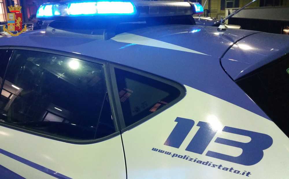 Auto non si ferma all’alt della Polizia, poi impatta contro furgone e la Volante 1 Volante notte mod.jpg
