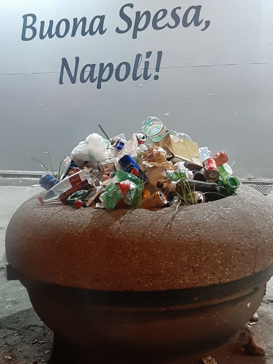 Napoli, la fioriera diventa il simbolo del degrado: "Altro che fiori, guardate cosa c'è al suo interno" 1 WhatsApp Image 2023 10 08 at 10.48.07.jpeg