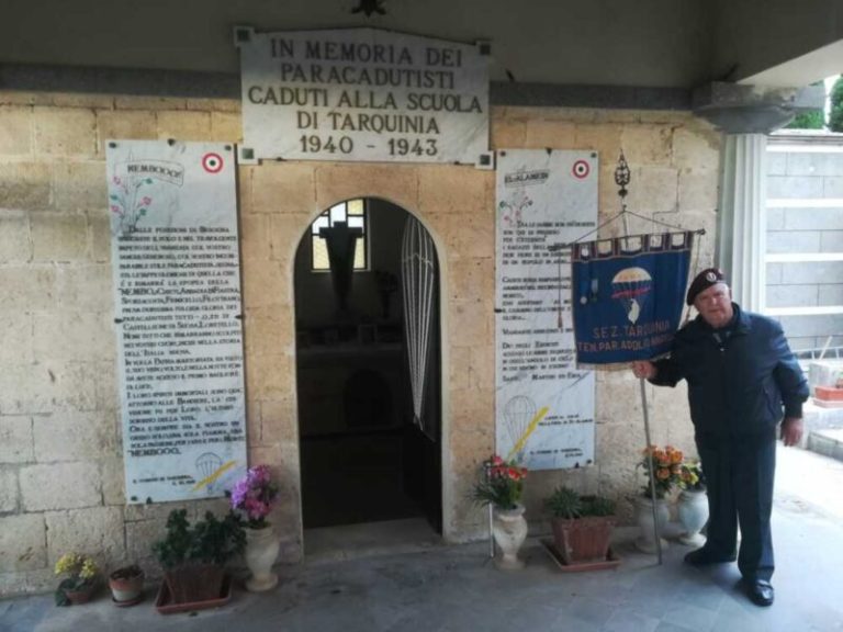 alberto truppi davanti alla cappella sacrario dei paracadutisti di Tarquinia 800x600.jpg