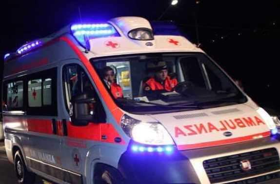 Operaio travolto e ucciso sul Gra, feriti altri due lavoratori e la donna alla guida 1 ambulanza notte.jpg