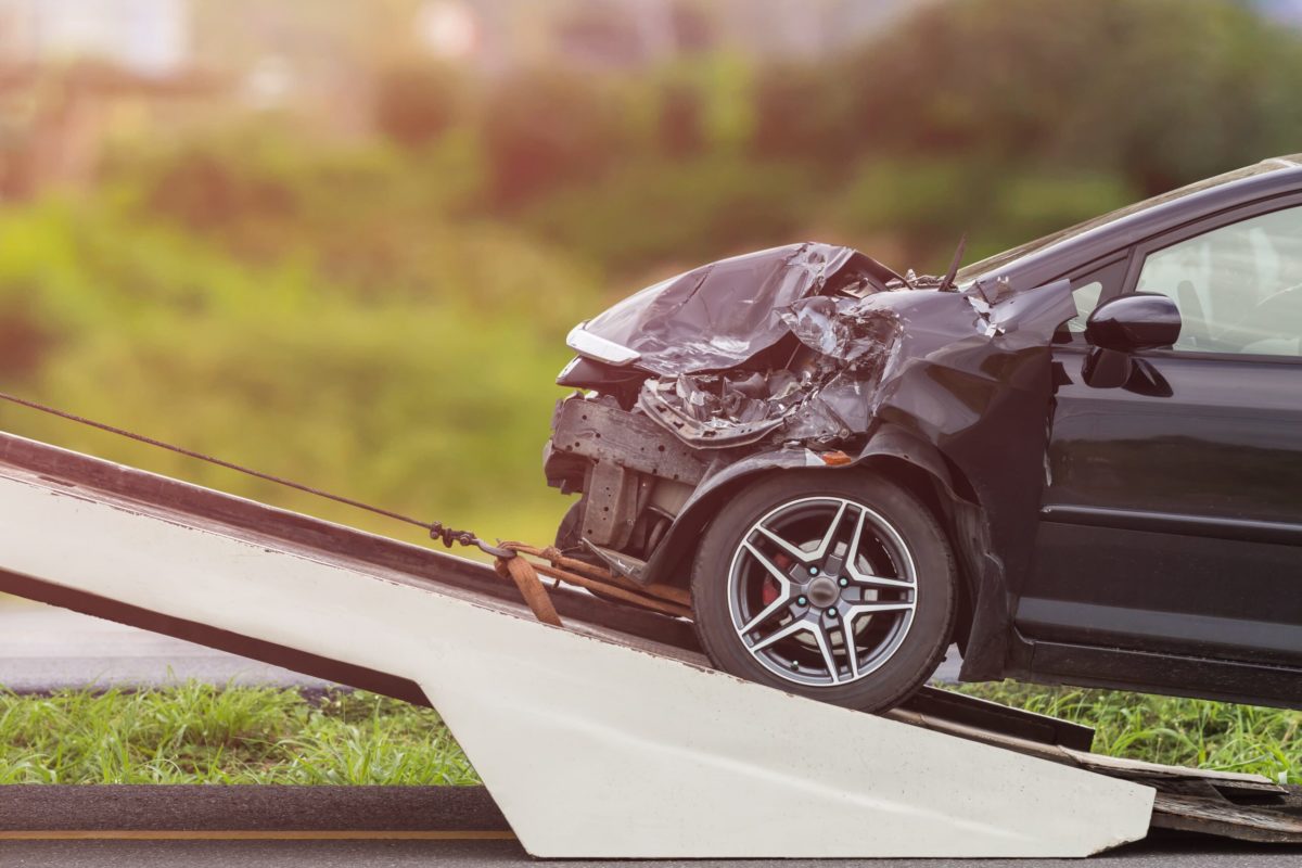 Incidente con Polizia e mezzi di soccorso: quando sono responsabili? 1 auto incidentata soccorso scaled.jpg