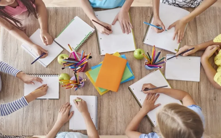 bambini che scrivono.webp