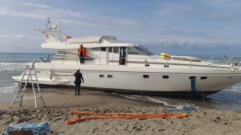 barca fantasma deriva spiaggia fregene.jpeg