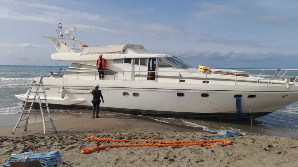 Barca fantasma a Fregene, via alla rimozione dalla spiaggia 1 barca fantasma deriva spiaggia fregene.jpeg