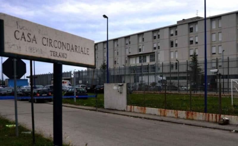 Teramo: la polizia penitenziaria protesta per turni e pianta organica 1 carcere teramo e1673078035572.jpg