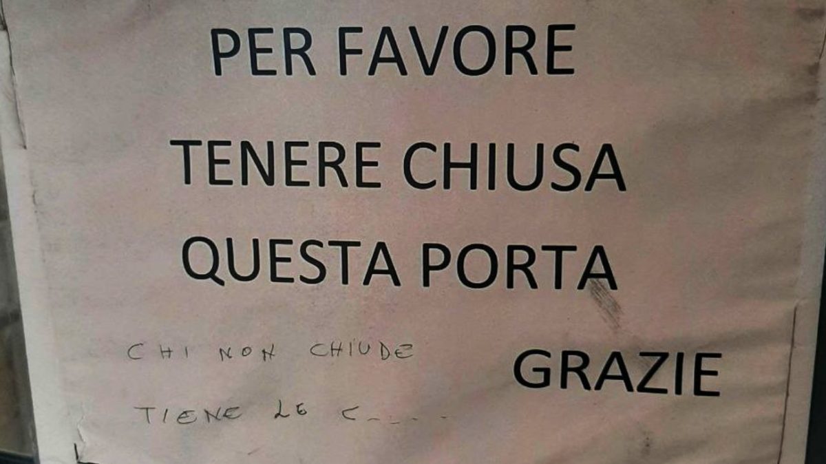 chi non chiude tiene le cartello napoli spunta comune.jpg