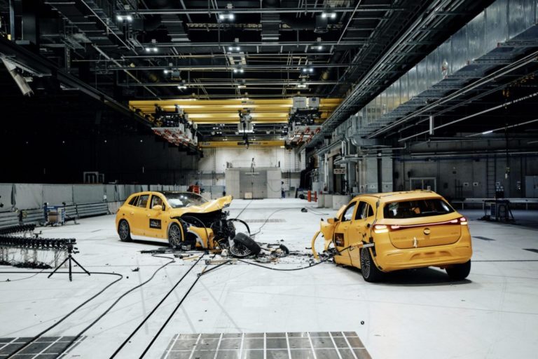 crash test Mercedes EQA vs EQS SUV 2 scaled.jpg