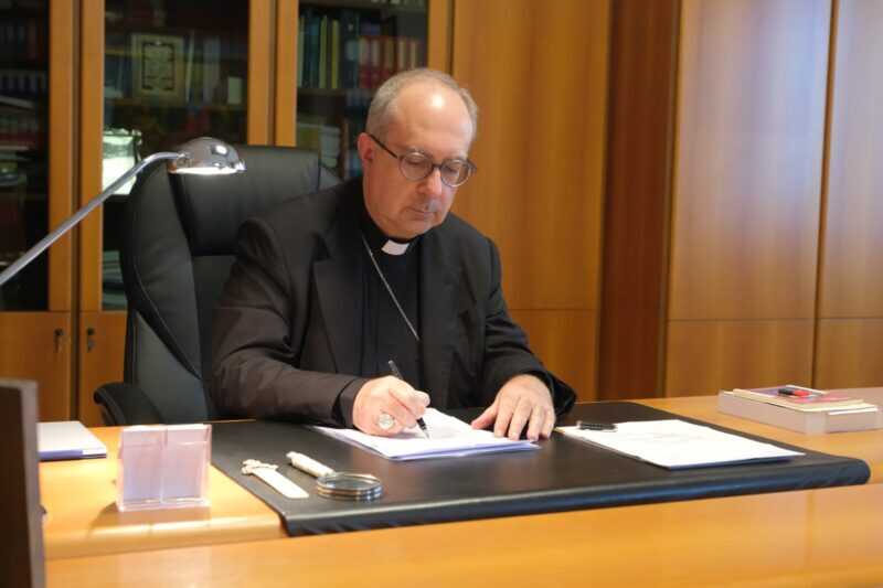 don Gianrico firma scrive ruzza.jpeg