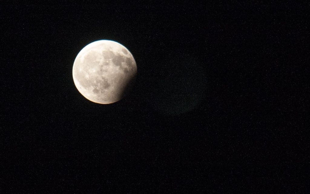 eclissi lunare parziale.jpg