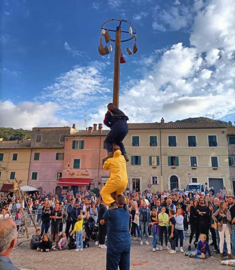 festa dautunno allumiere palo cuccagna.jpeg
