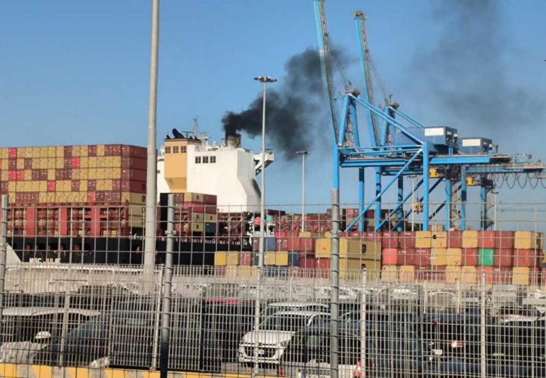 fumi in porto navi container porto civitavecchia.jpeg