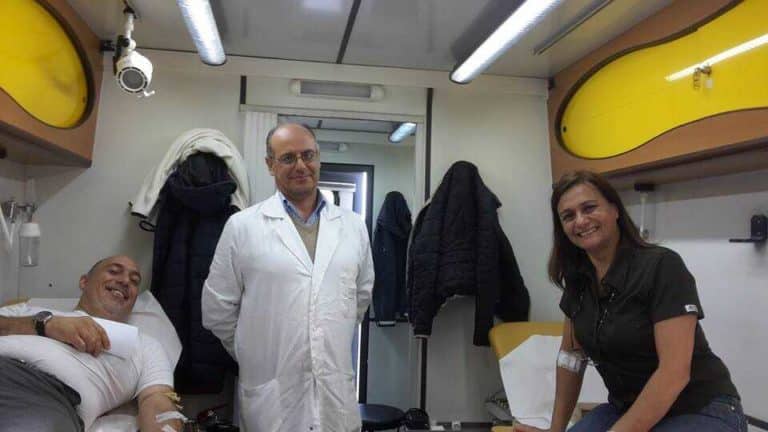 il presidente Bellini con una donatrice e il personale sanitario in una foto darchivio.jpg