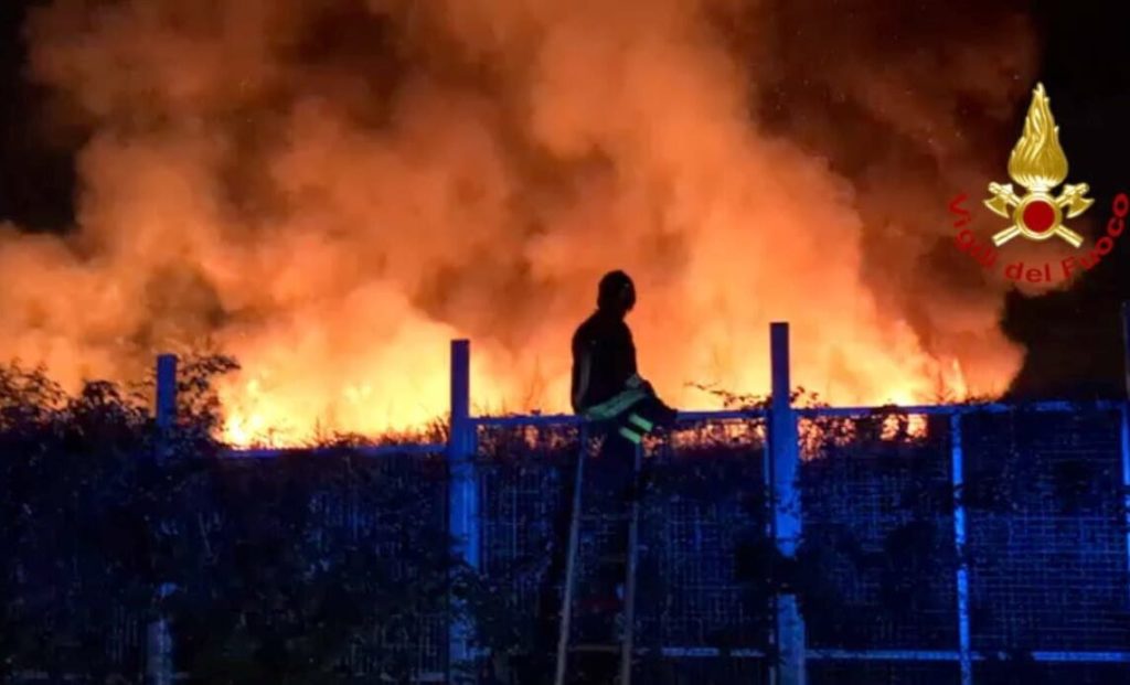 incendio napoli vigili del fuoco e1697210064811.jpeg