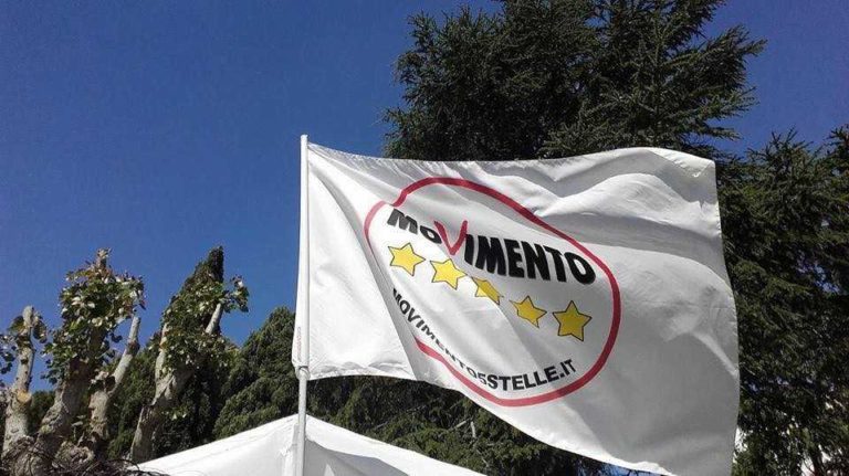 m5s cinque stelle bandiere.jpg