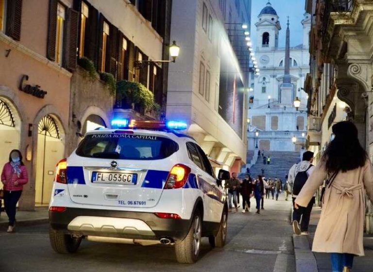 municipale roma capitale via condotti notte.jpg