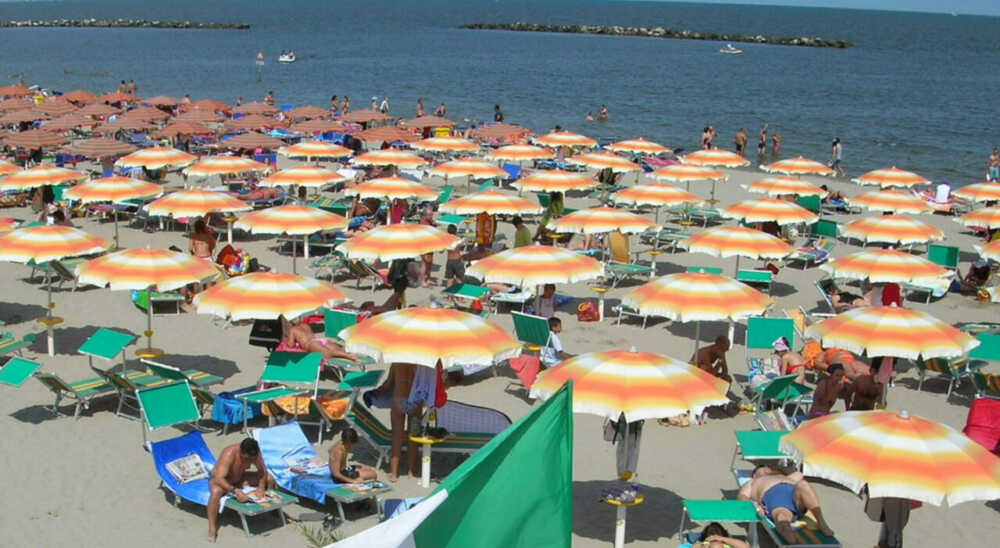ombrellone spiagge affollate.jpg