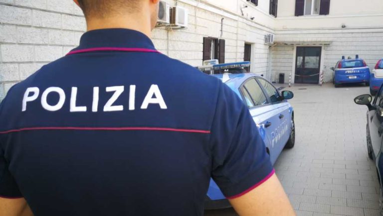 Ruba nel forno mentre il figlio fa il palo: denunciato dalla Polizia a Civitavecchia 1 polizia agente auto 1.jpg