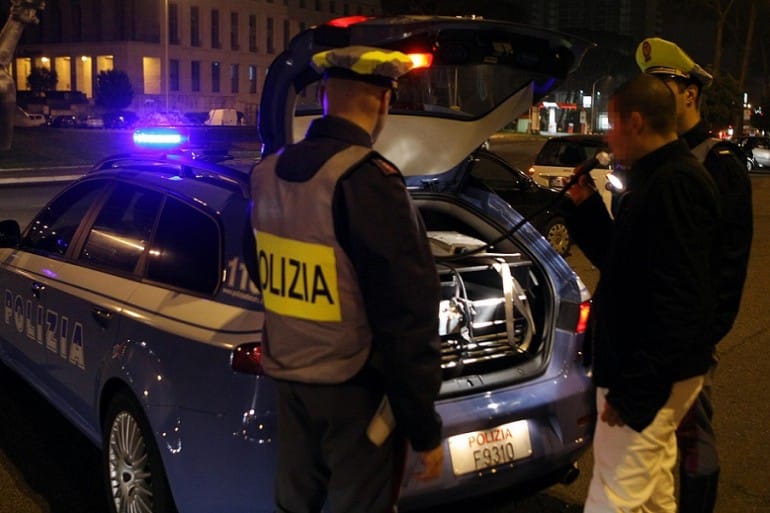 Pescara: 7 patenti ritirate in una notte per alcool e droga 1 polizia alcoltest.jpg