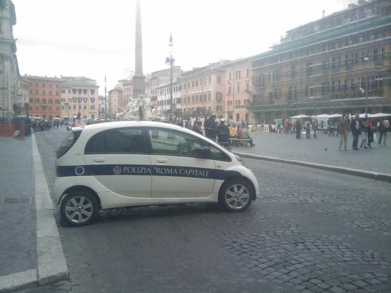 polizia roma capitale piazza navona.jpg