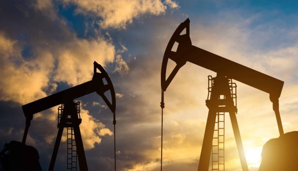 pompa olio su un tramonto industria petrolifera mondiale scaled e1683536396362.jpg