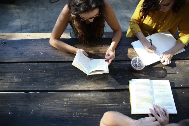 ragazze che scrivono.webp