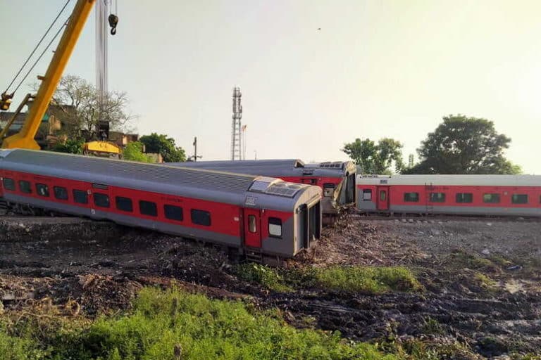 scontro tra due treni in india.jpg