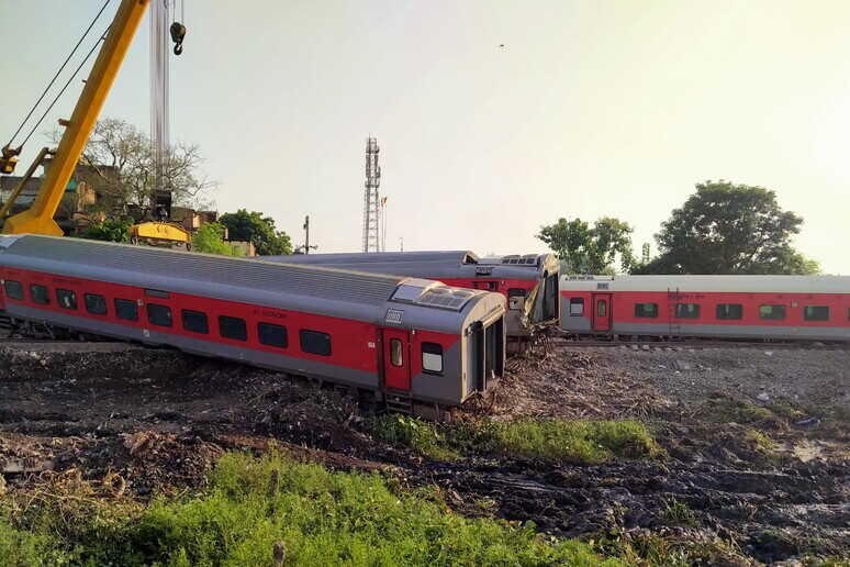 scontro tra due treni in india.jpg