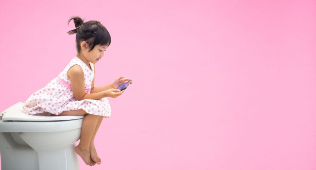 smartphone in bagno i pericoli.jpg