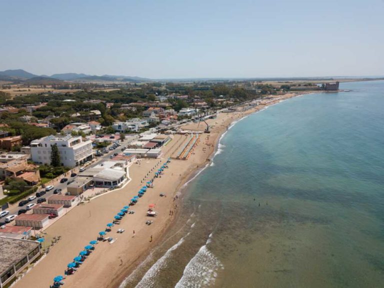 Santa Marinella fa riaprire gli stabilimenti per l’ottobrata romana 1 spiaggia castello santa severa alto.jpg