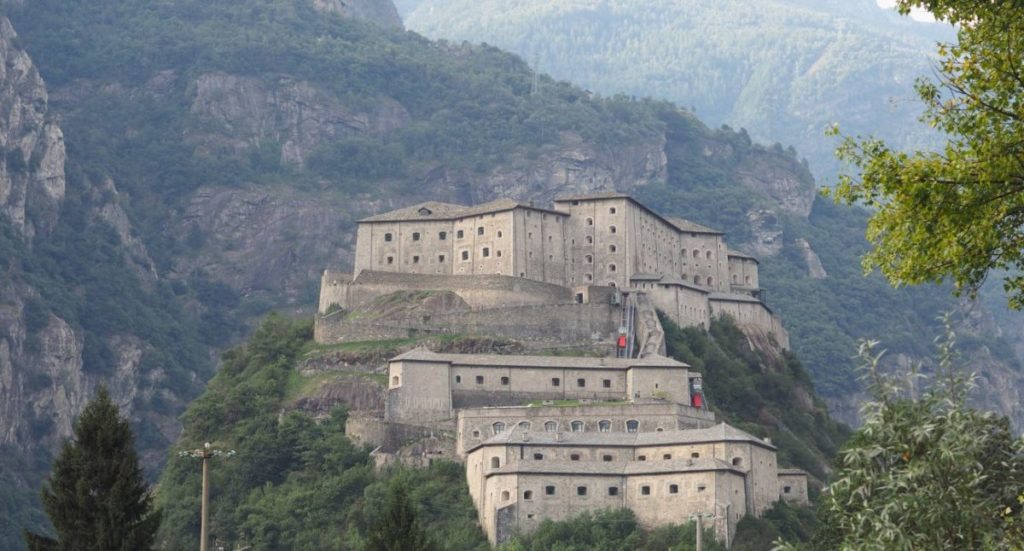 valle daosta bard borgo paese.jpg