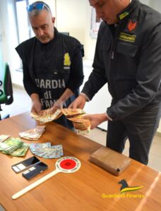Pescara: tenta la fuga dalla Finanza, giovane spacciatore arrestato con 1 kg di cocaina in auto 1 13112023 110858 GDF PE piano dazione Drug Market 13nov2023 FOTO 2 228x300.jpg