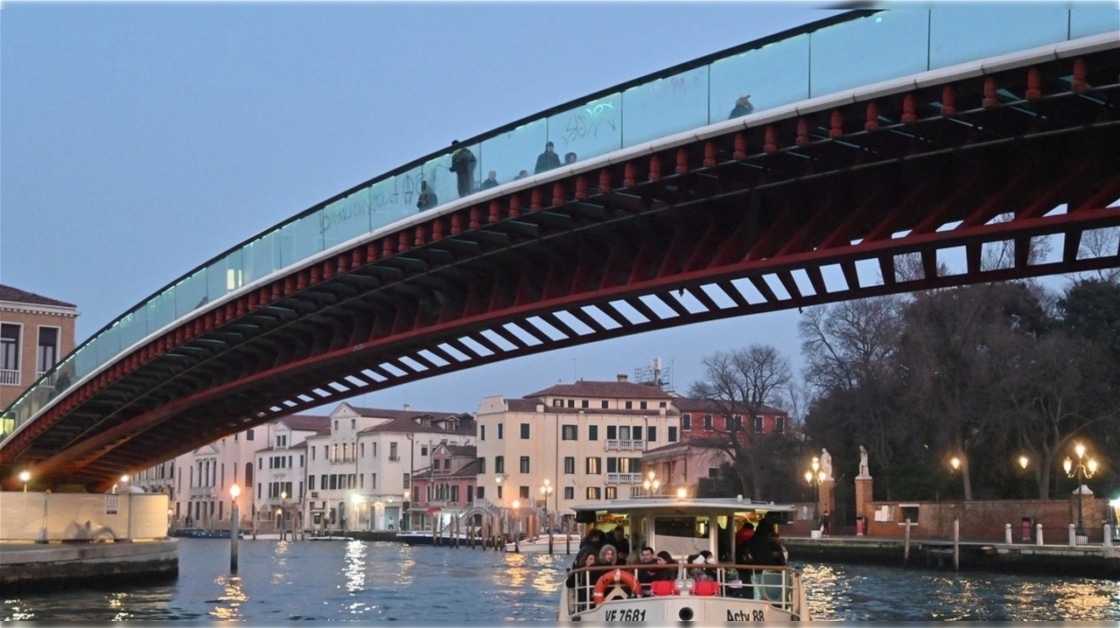 15enne a Venezia cade dal ponte e subisce invalidità permanente: risarcimento di 11mila euro 1 15enne a Venezia cade dal pont.jpg